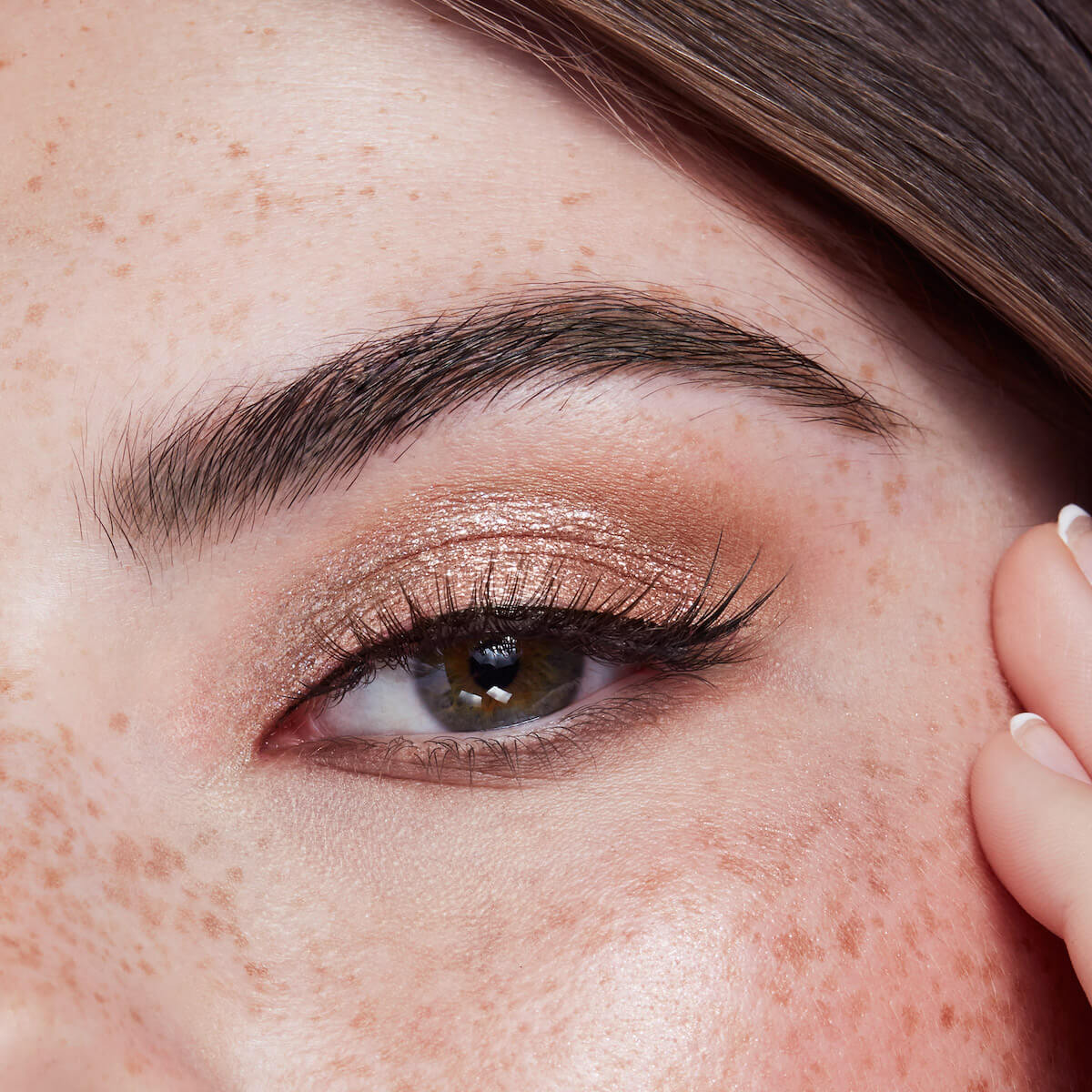 GLISTEN & GLOW LIQUID EYE SHADOW (SOMBRA L&Iacute;QUIDA)